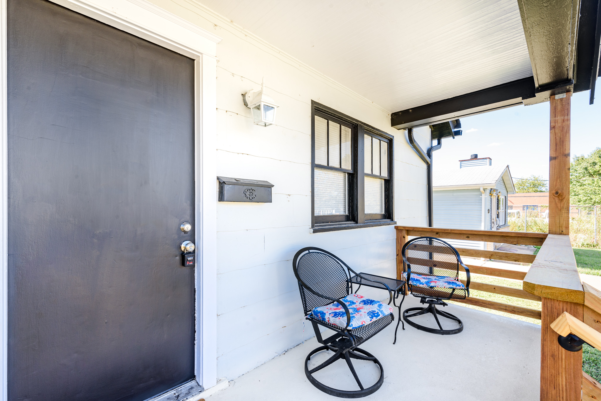 3 Bedrooms Bedrooms, ,2 BathroomsBathrooms,Woodford Rentals,For Rent,1300