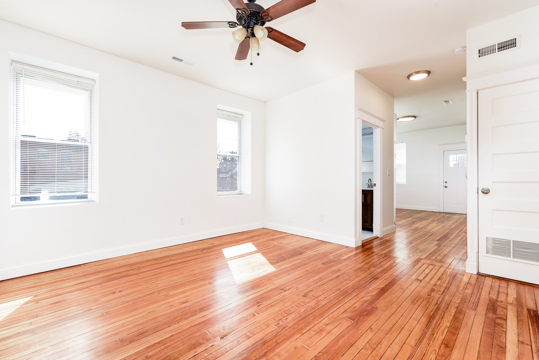 1 Bedroom Bedrooms, ,1 BathroomBathrooms,Woodford Rentals,For Rent,1304