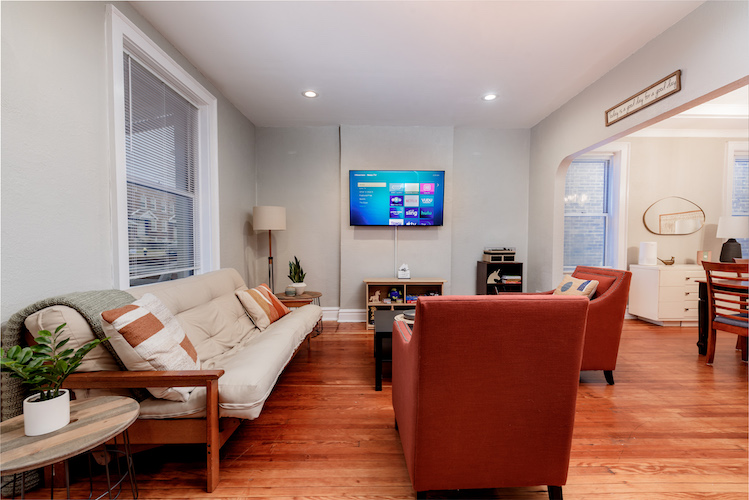 2 Bedrooms Bedrooms, ,1 BathroomBathrooms,Woodford Rentals,For Rent,1305