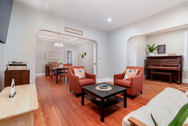 2 Bedrooms Bedrooms, ,1 BathroomBathrooms,Woodford Rentals,For Rent,1305