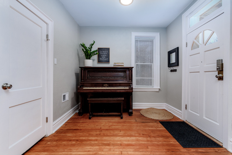 2 Bedrooms Bedrooms, ,1 BathroomBathrooms,Woodford Rentals,For Rent,1305