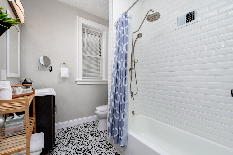 2 Bedrooms Bedrooms, ,1 BathroomBathrooms,Woodford Rentals,For Rent,1305
