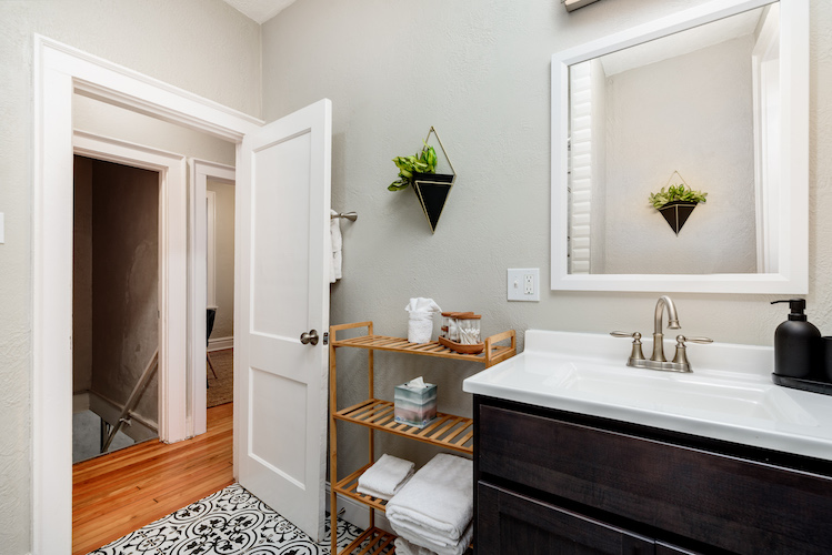 2 Bedrooms Bedrooms, ,1 BathroomBathrooms,Woodford Rentals,For Rent,1305