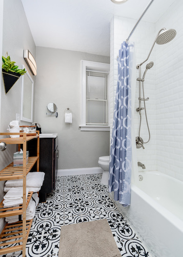 2 Bedrooms Bedrooms, ,1 BathroomBathrooms,Woodford Rentals,For Rent,1305