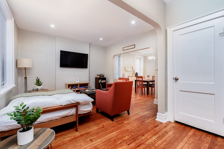 2 Bedrooms Bedrooms, ,1 BathroomBathrooms,Woodford Rentals,For Rent,1305