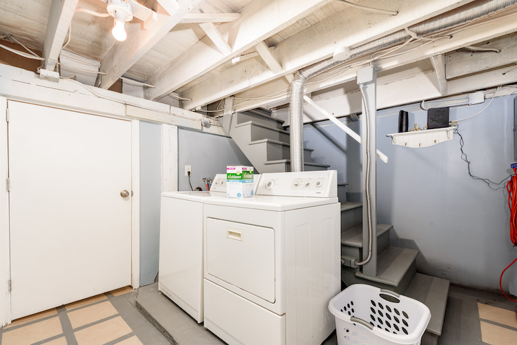 2 Bedrooms Bedrooms, ,1 BathroomBathrooms,Woodford Rentals,For Rent,1305