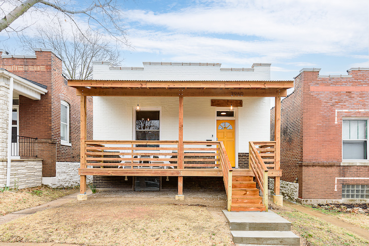 2 Bedrooms Bedrooms, ,1 BathroomBathrooms,Woodford Rentals,For Rent,1305