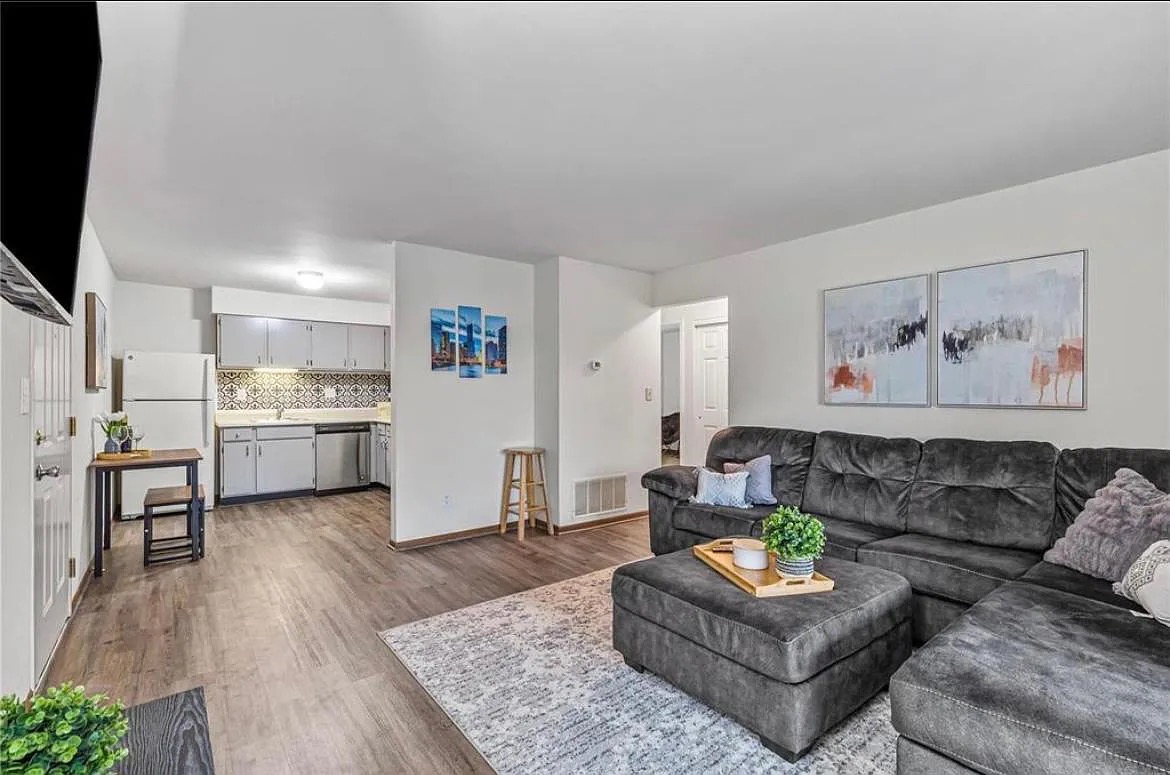 2 Bedrooms Bedrooms, ,1 BathroomBathrooms,Woodford Rentals,For Rent,1309