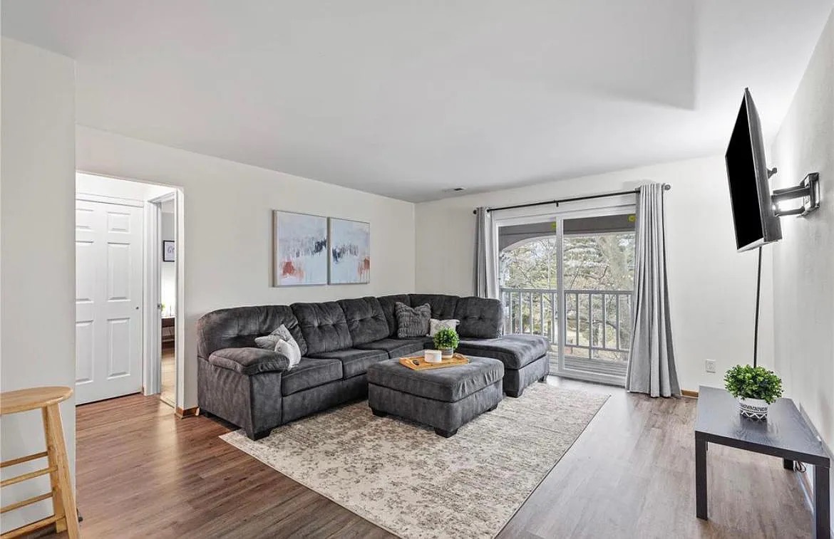 2 Bedrooms Bedrooms, ,1 BathroomBathrooms,Woodford Rentals,For Rent,1309