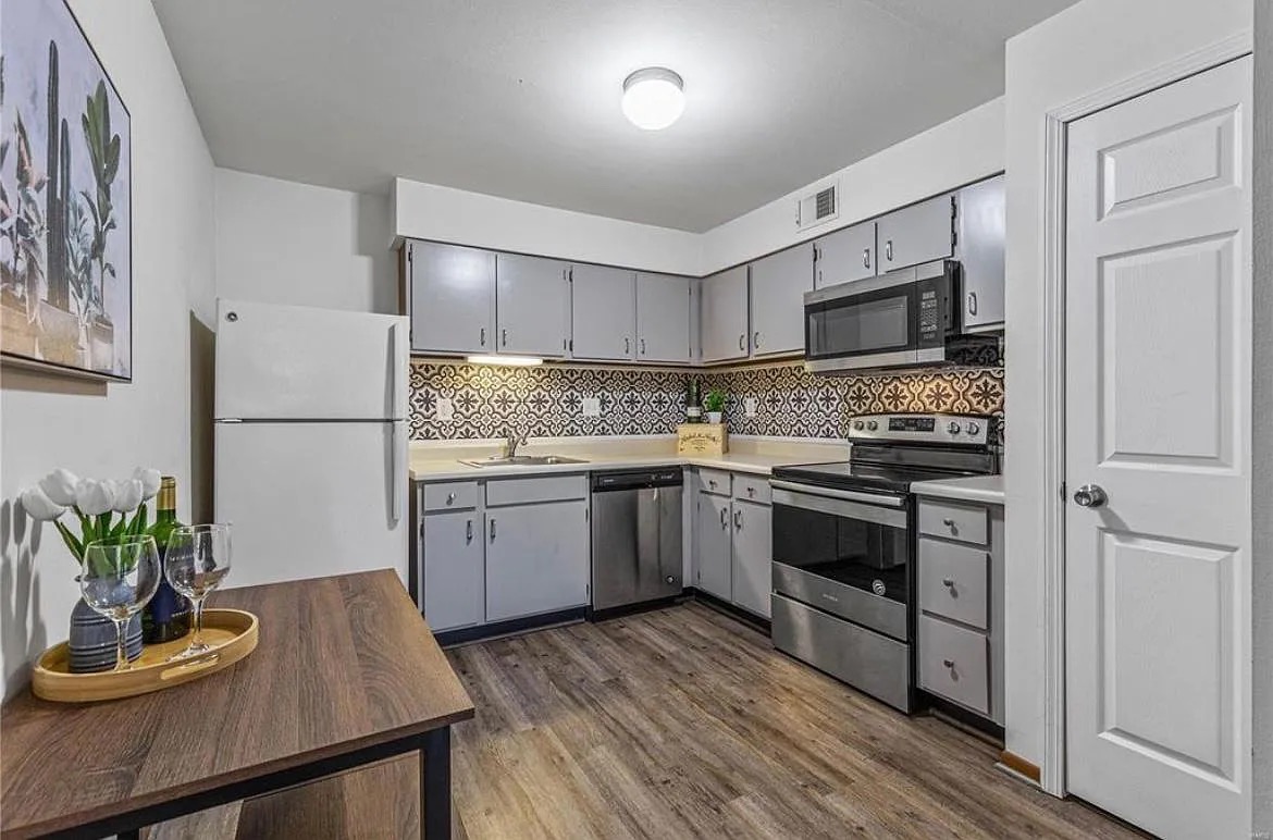 2 Bedrooms Bedrooms, ,1 BathroomBathrooms,Woodford Rentals,For Rent,1309