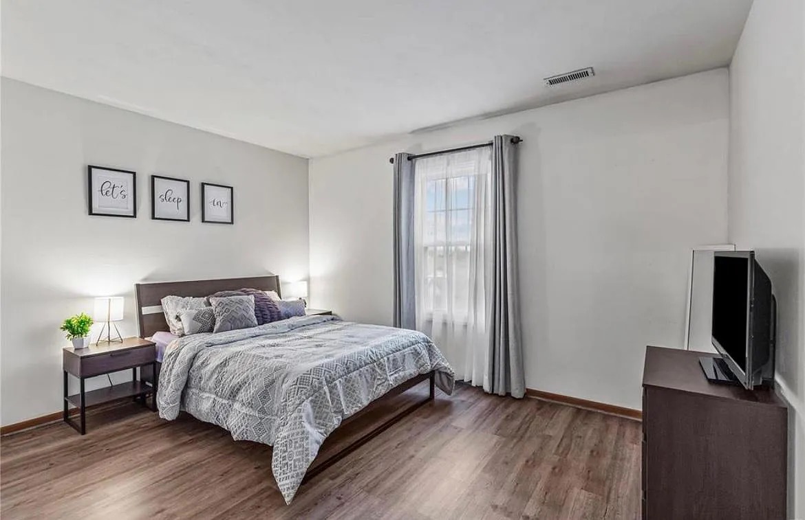 2 Bedrooms Bedrooms, ,1 BathroomBathrooms,Woodford Rentals,For Rent,1309