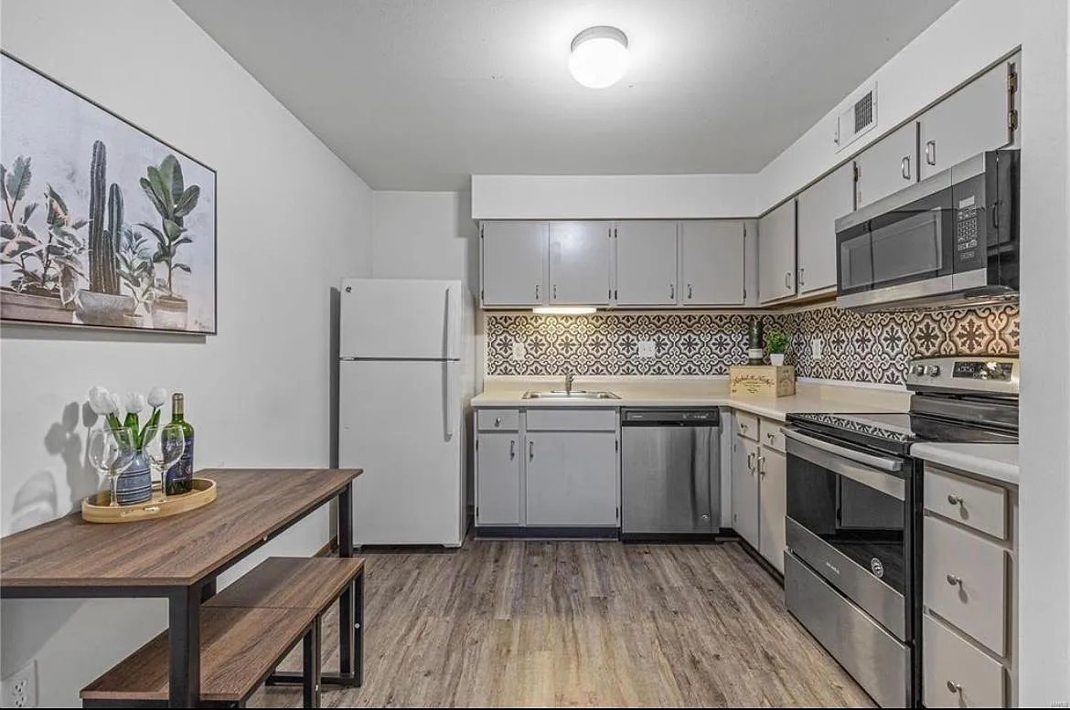 2 Bedrooms Bedrooms, ,1 BathroomBathrooms,Woodford Rentals,For Rent,1309
