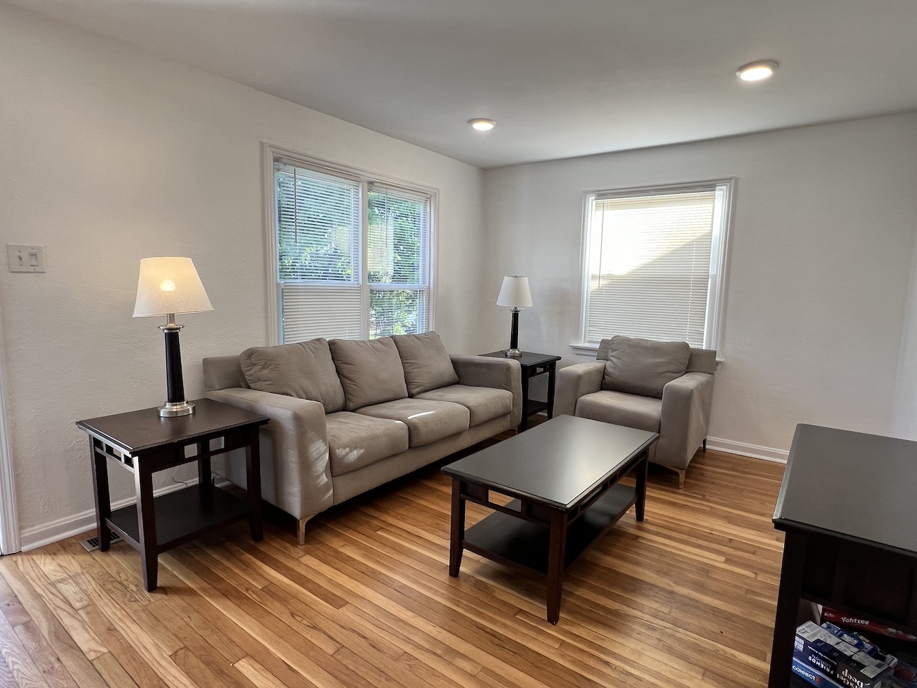 3 Bedrooms Bedrooms, ,2 BathroomsBathrooms,Woodford Rentals,For Rent,1312