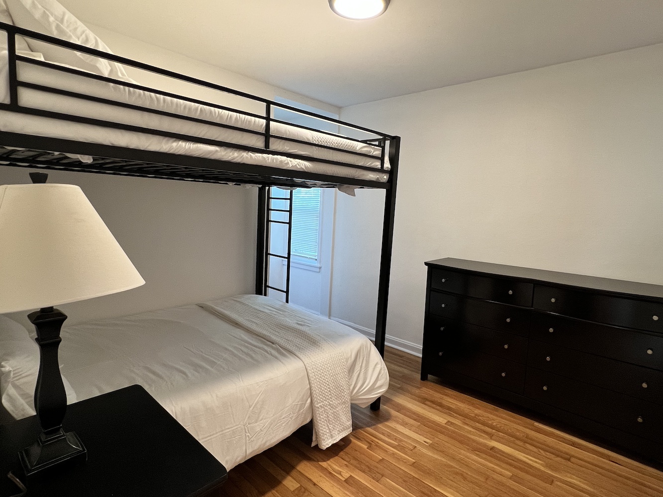 3 Bedrooms Bedrooms, ,2 BathroomsBathrooms,Woodford Rentals,For Rent,1312