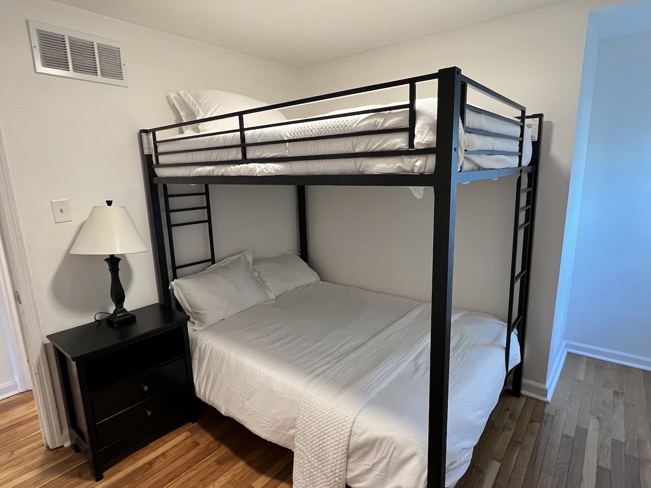 3 Bedrooms Bedrooms, ,2 BathroomsBathrooms,Woodford Rentals,For Rent,1312