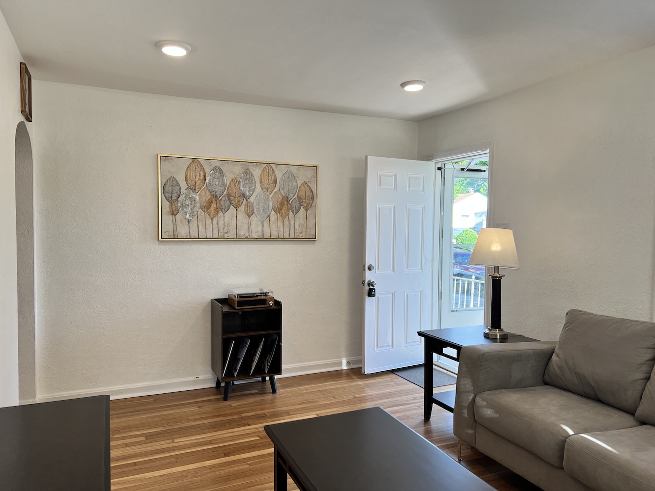 3 Bedrooms Bedrooms, ,2 BathroomsBathrooms,Woodford Rentals,For Rent,1312