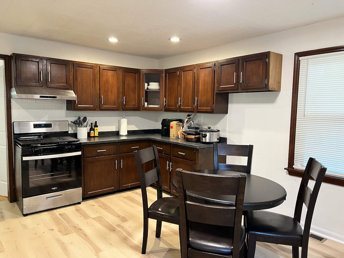 3 Bedrooms Bedrooms, ,2 BathroomsBathrooms,Woodford Rentals,For Rent,1312