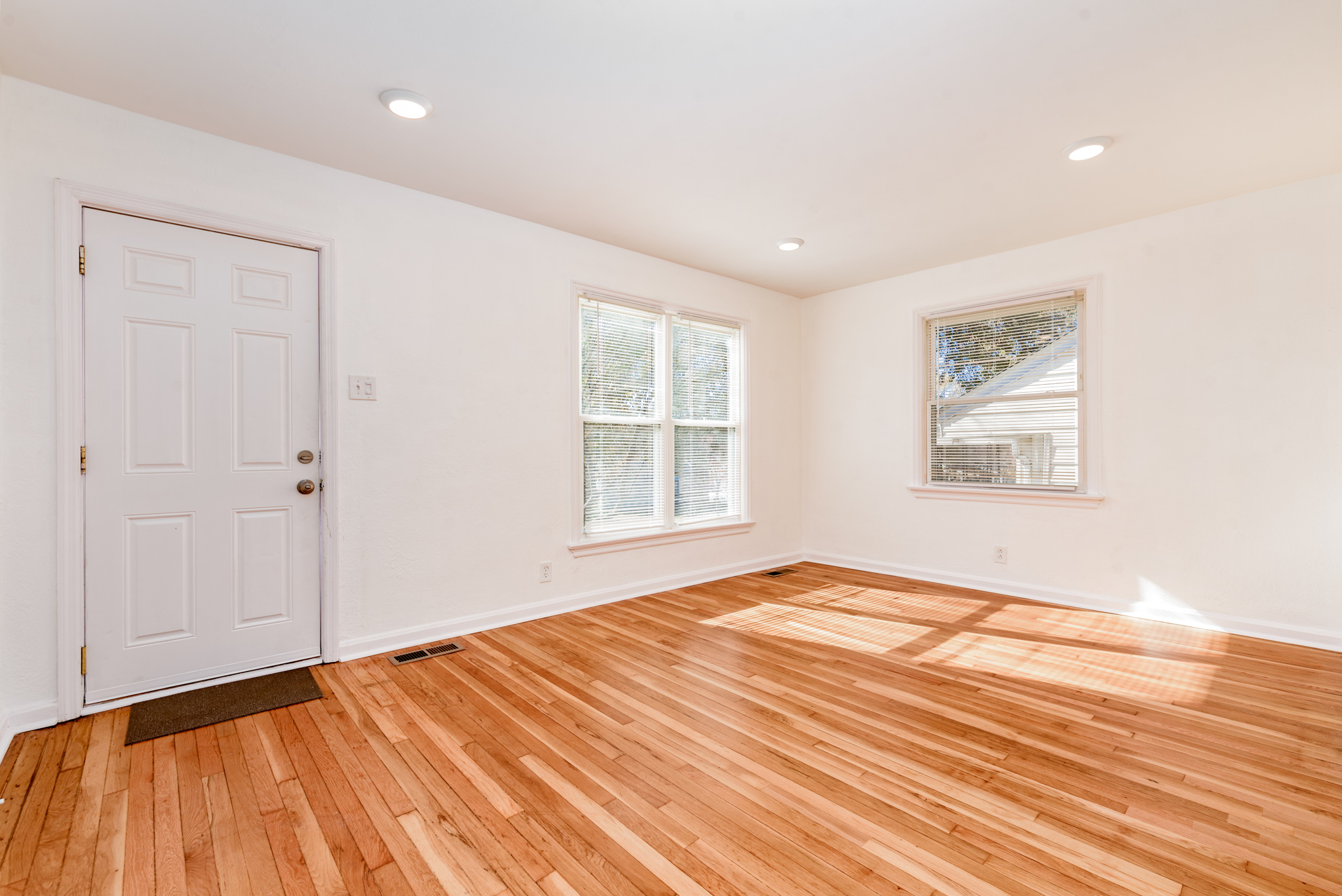 3 Bedrooms Bedrooms, ,2 BathroomsBathrooms,Woodford Rentals,For Rent,1312