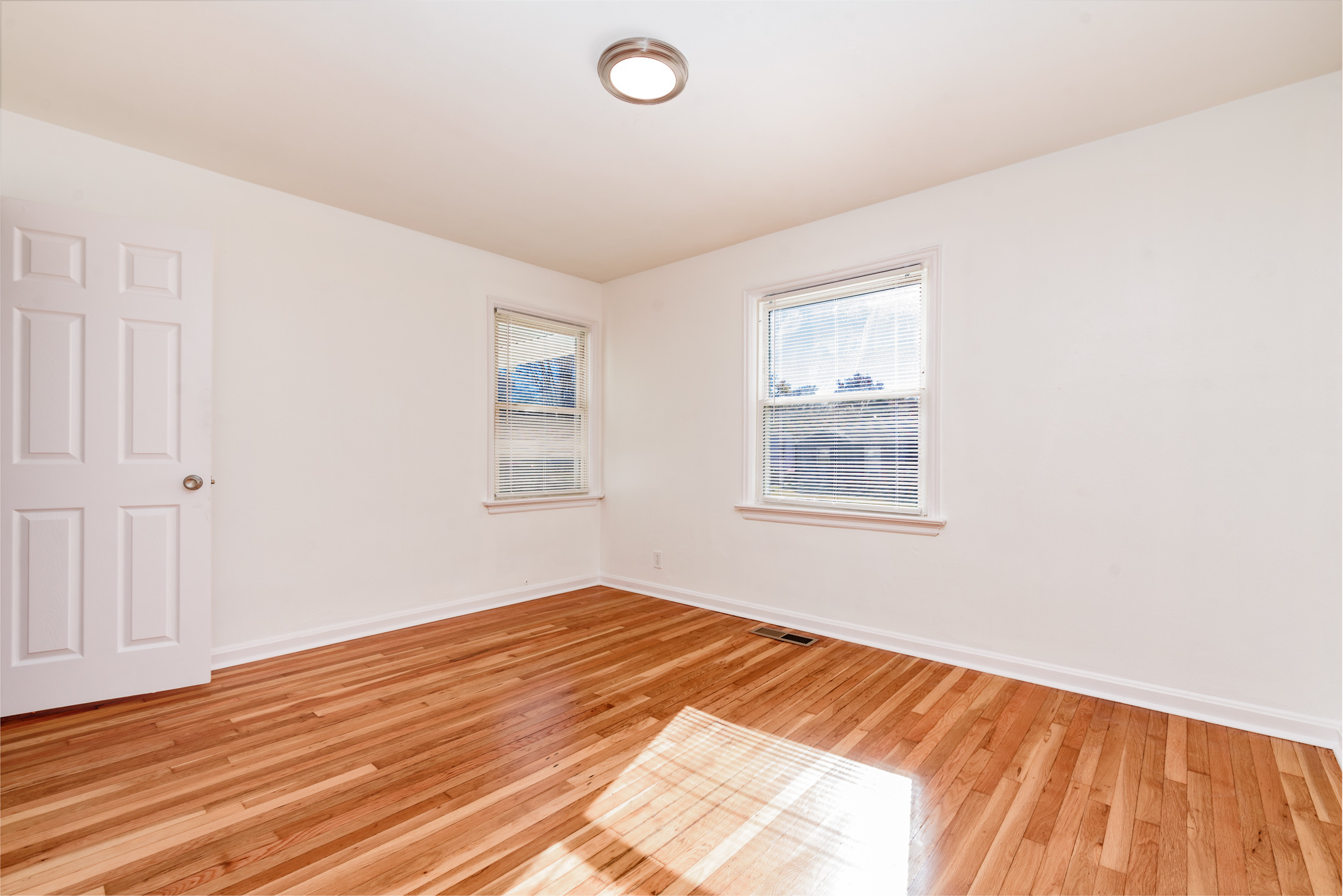 3 Bedrooms Bedrooms, ,2 BathroomsBathrooms,Woodford Rentals,For Rent,1312