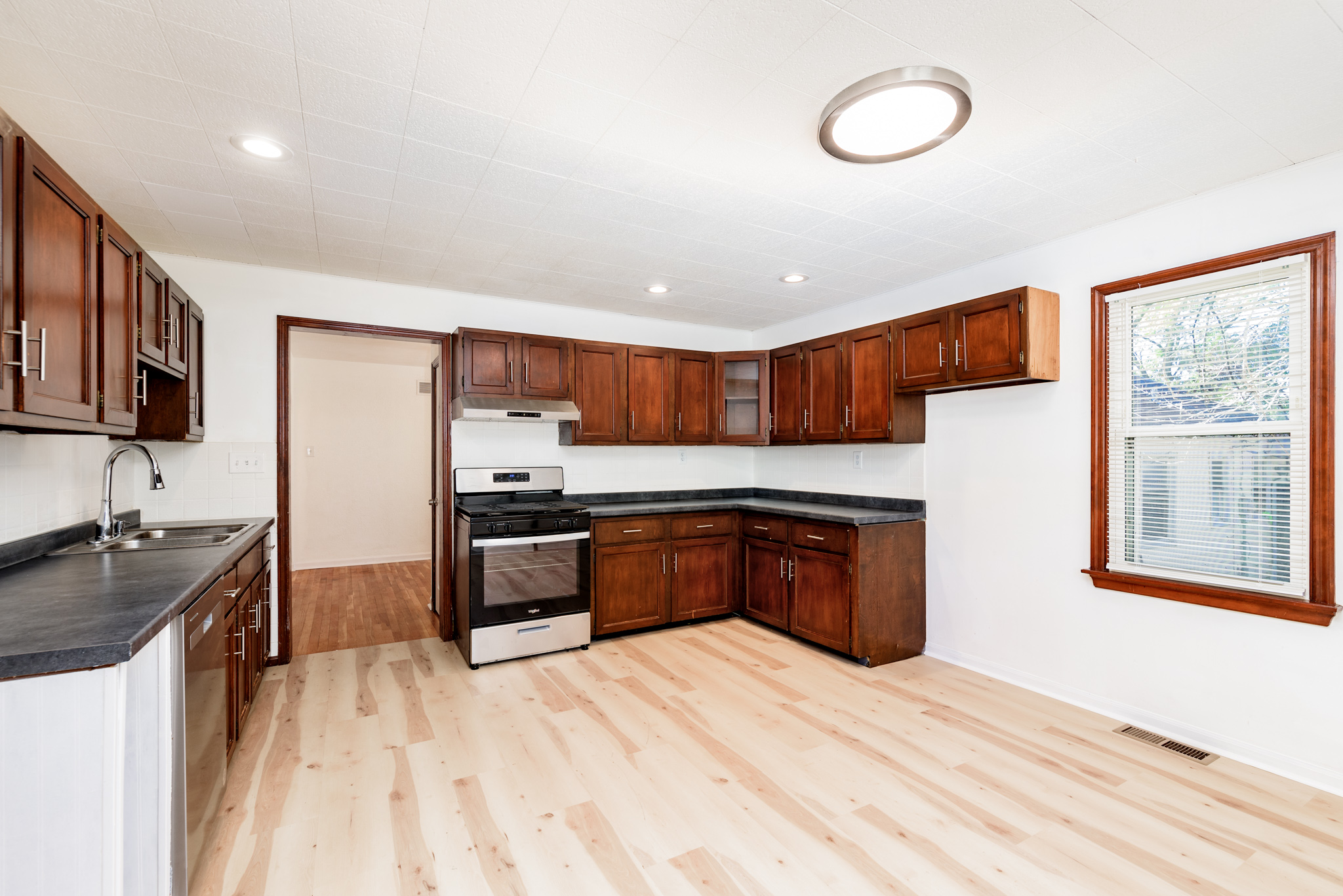 3 Bedrooms Bedrooms, ,2 BathroomsBathrooms,Woodford Rentals,For Rent,1312