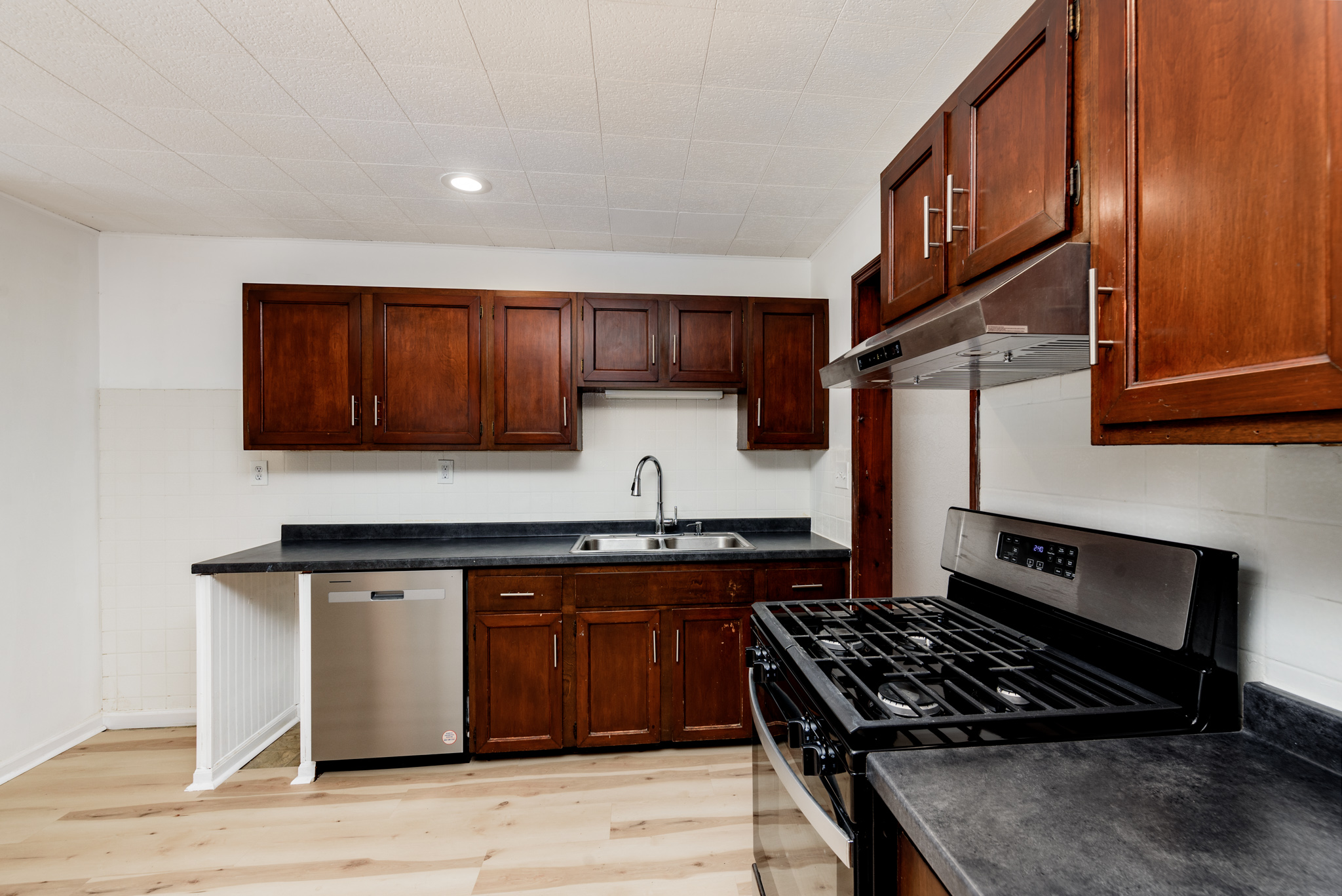 3 Bedrooms Bedrooms, ,2 BathroomsBathrooms,Woodford Rentals,For Rent,1312
