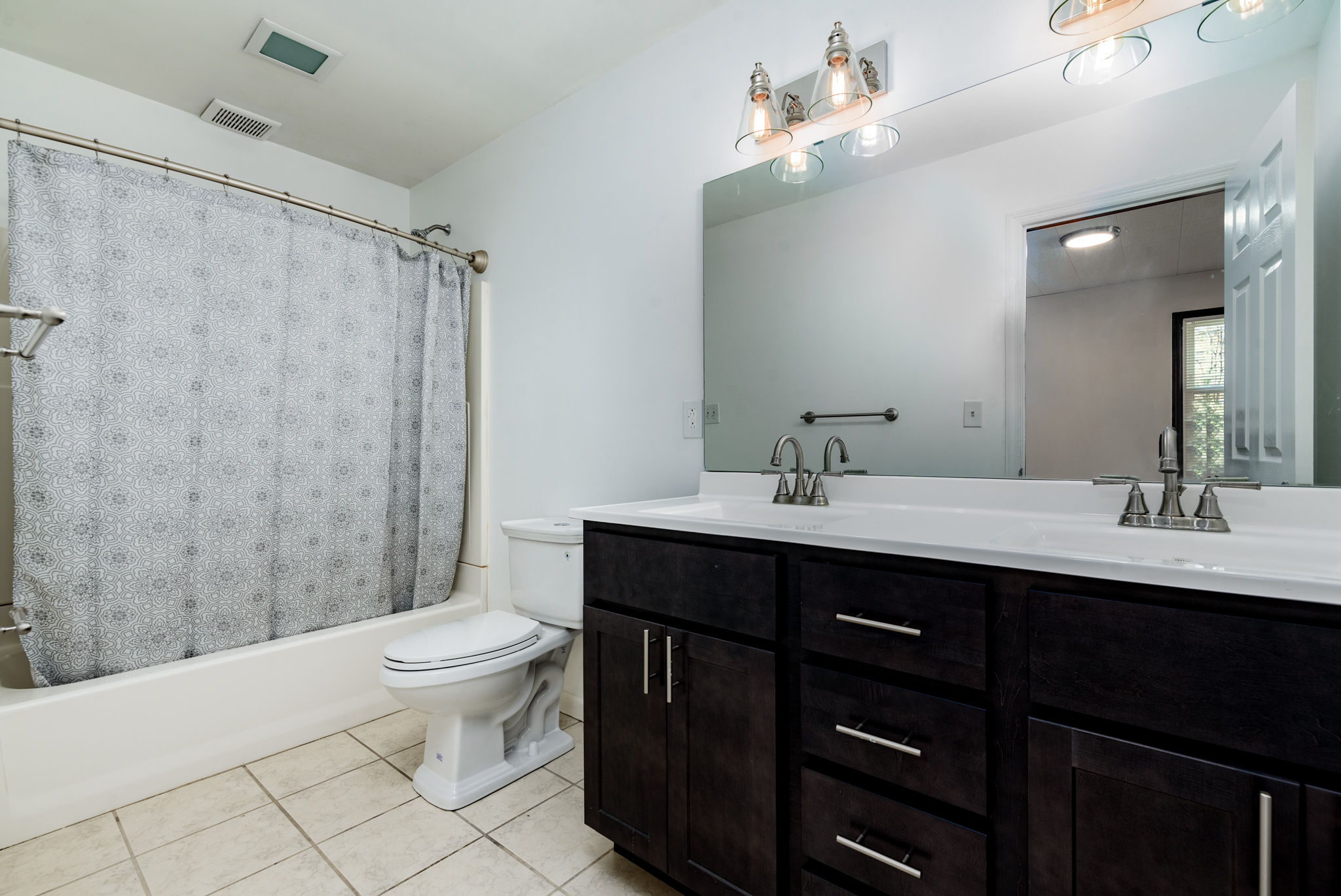 3 Bedrooms Bedrooms, ,2 BathroomsBathrooms,Woodford Rentals,For Rent,1312