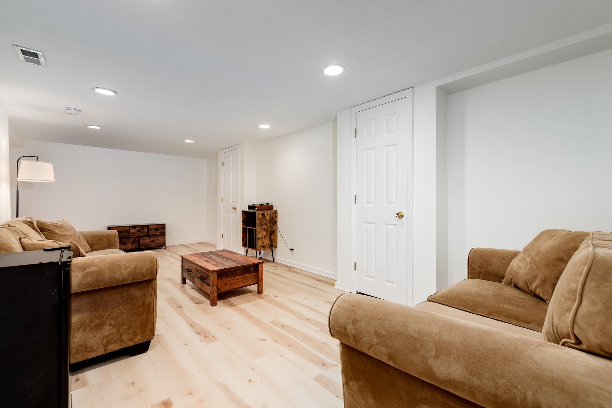4 Bedrooms Bedrooms, ,2 BathroomsBathrooms,Woodford Rentals,For Rent,1313