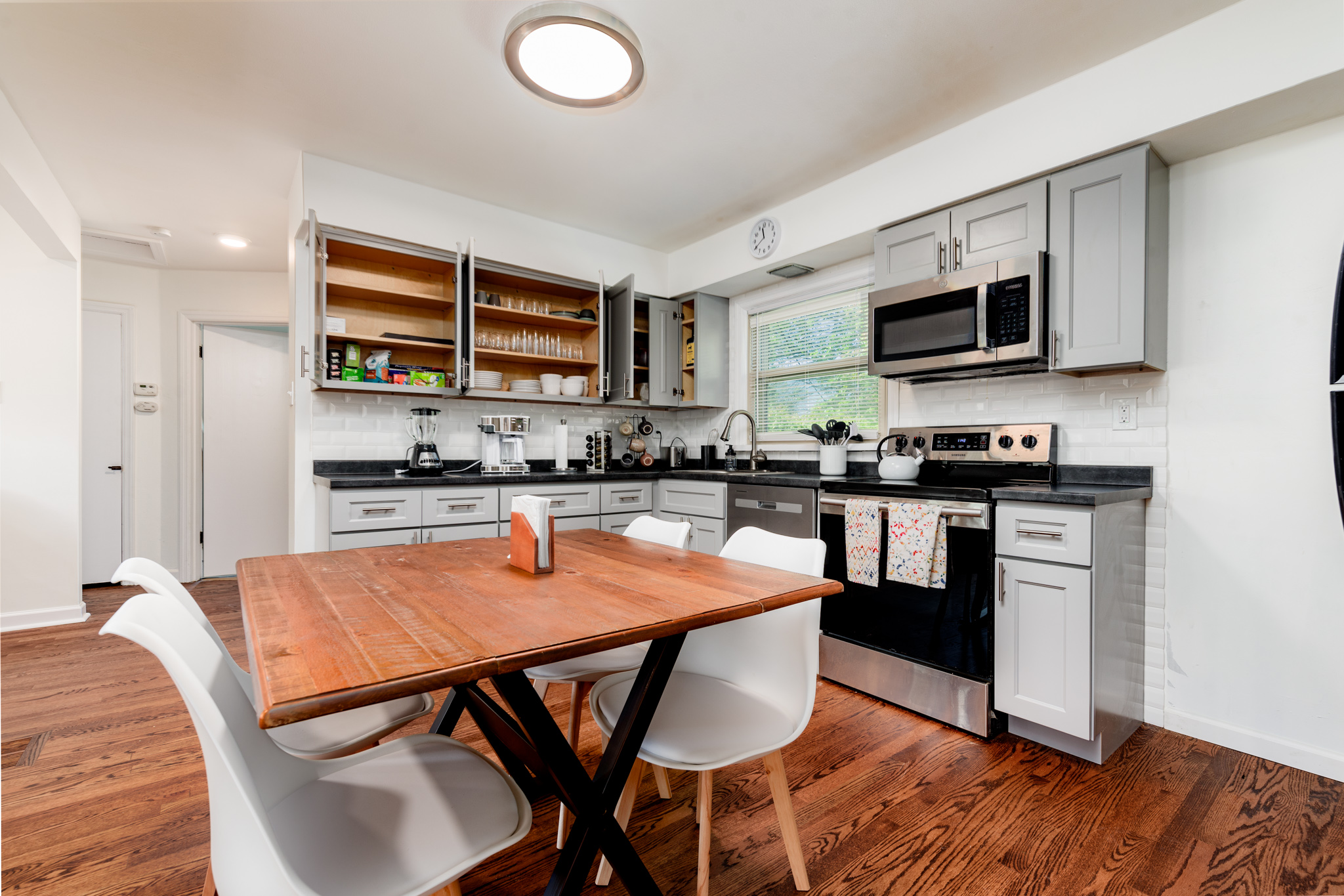 4 Bedrooms Bedrooms, ,2 BathroomsBathrooms,Woodford Rentals,For Rent,1313