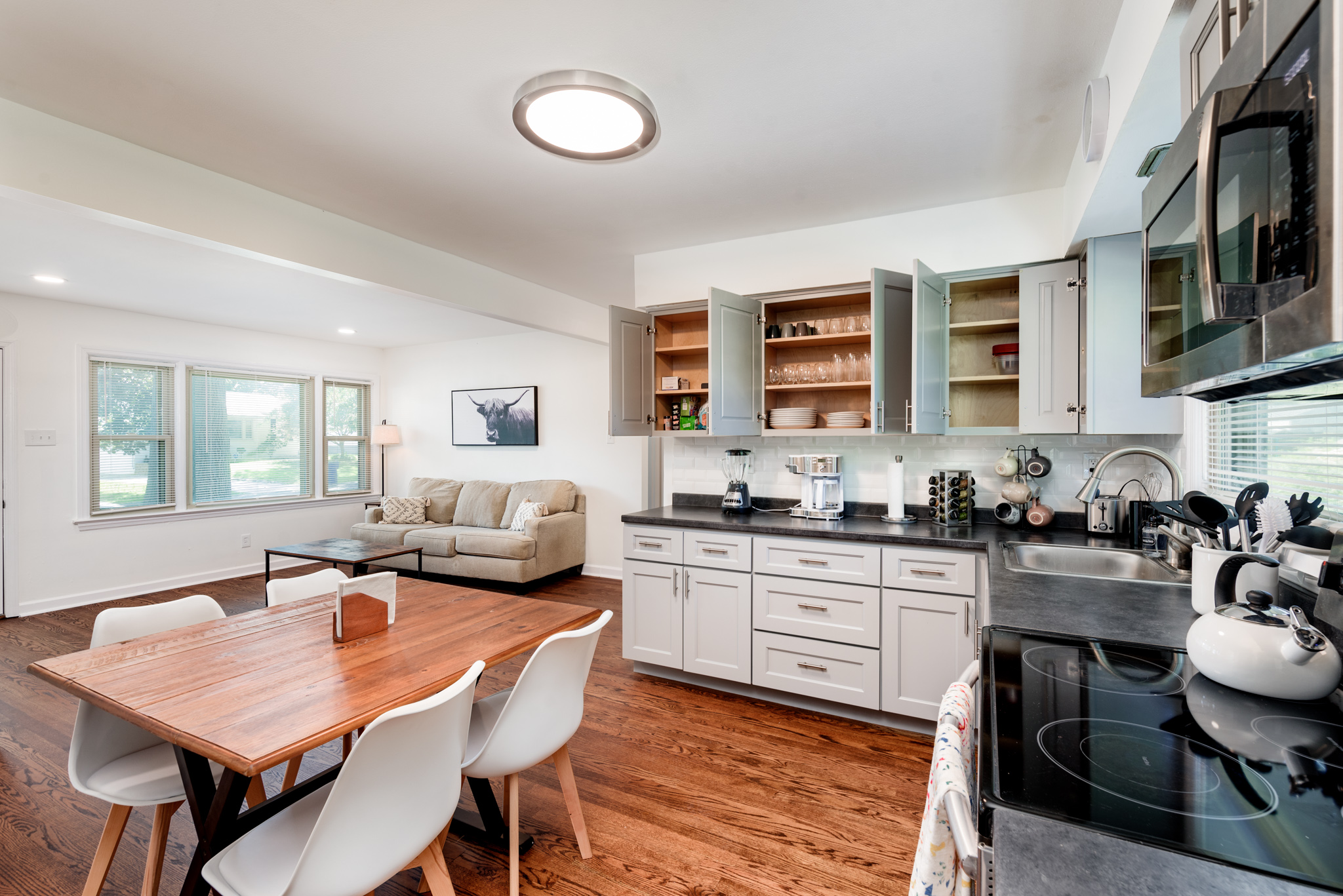 4 Bedrooms Bedrooms, ,2 BathroomsBathrooms,Woodford Rentals,For Rent,1313