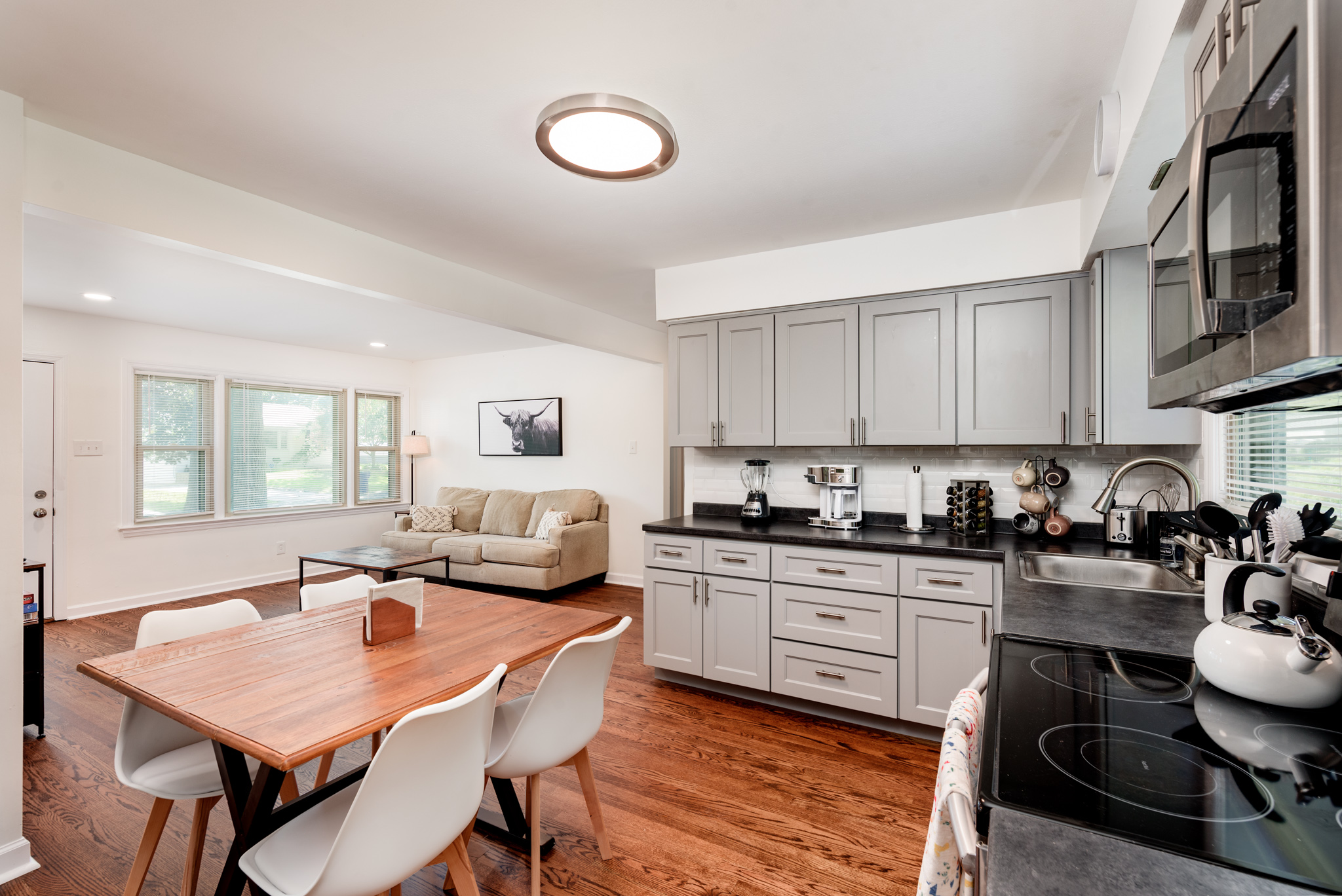 4 Bedrooms Bedrooms, ,2 BathroomsBathrooms,Woodford Rentals,For Rent,1313