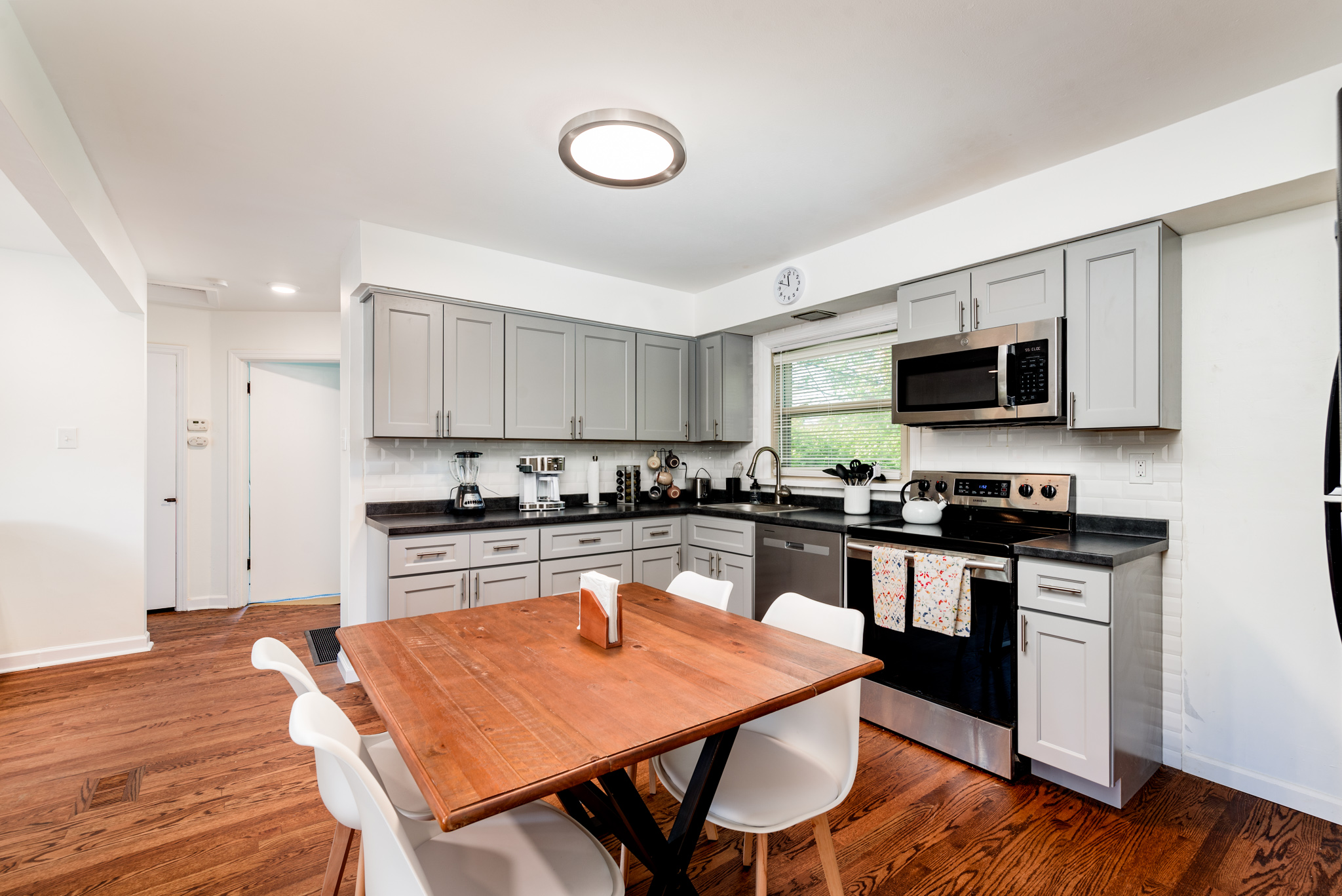 4 Bedrooms Bedrooms, ,2 BathroomsBathrooms,Woodford Rentals,For Rent,1313