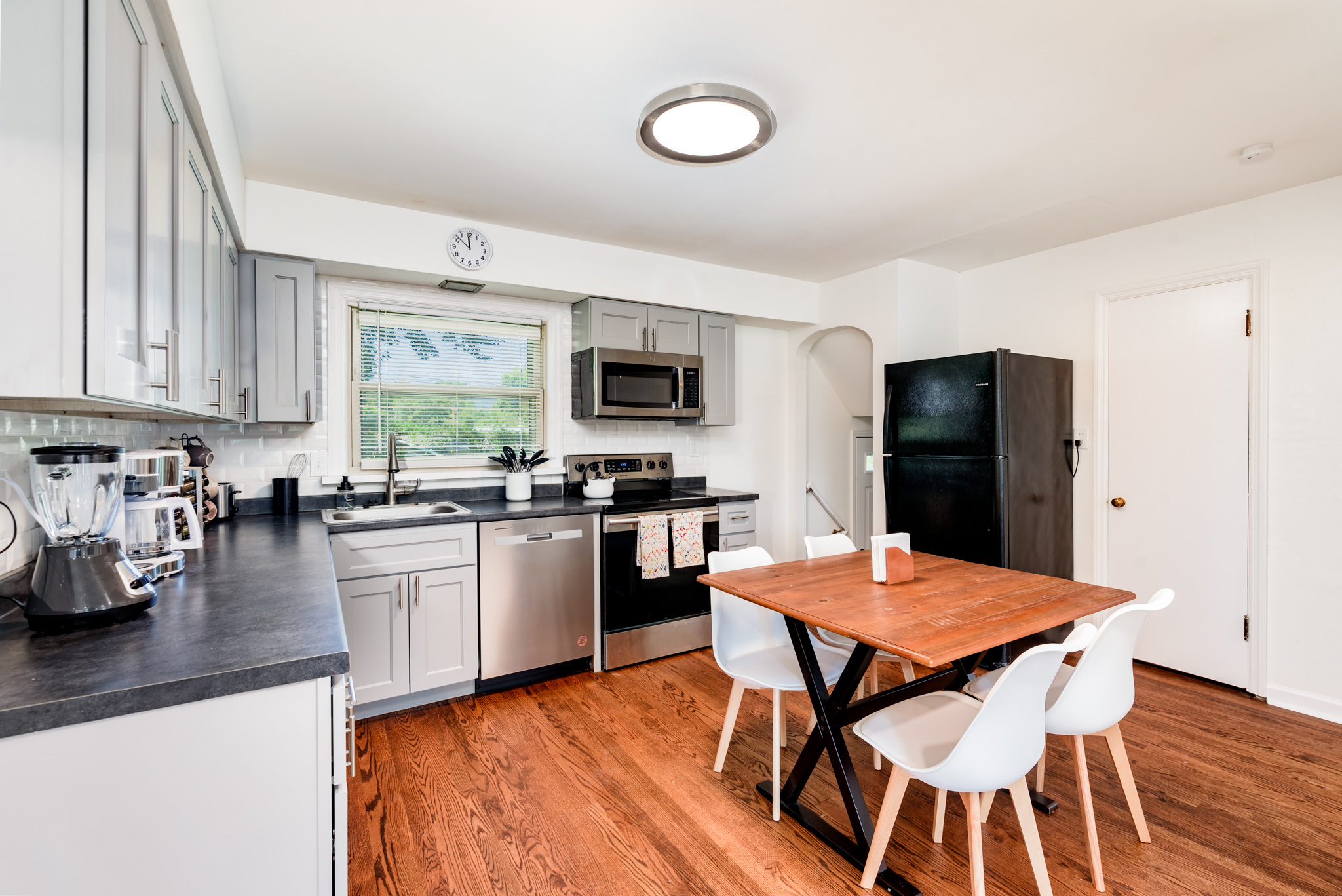 4 Bedrooms Bedrooms, ,2 BathroomsBathrooms,Woodford Rentals,For Rent,1313