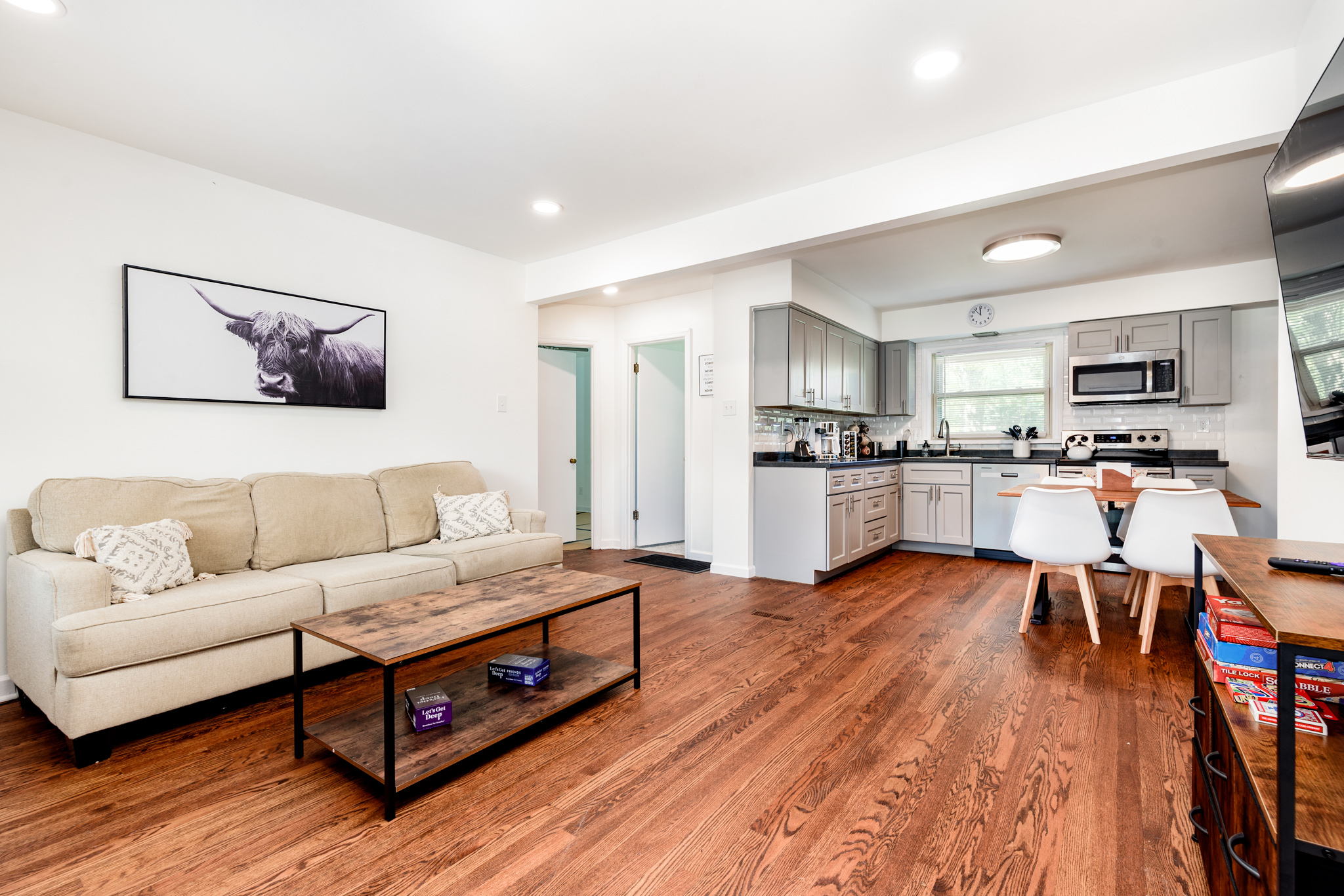 4 Bedrooms Bedrooms, ,2 BathroomsBathrooms,Woodford Rentals,For Rent,1313