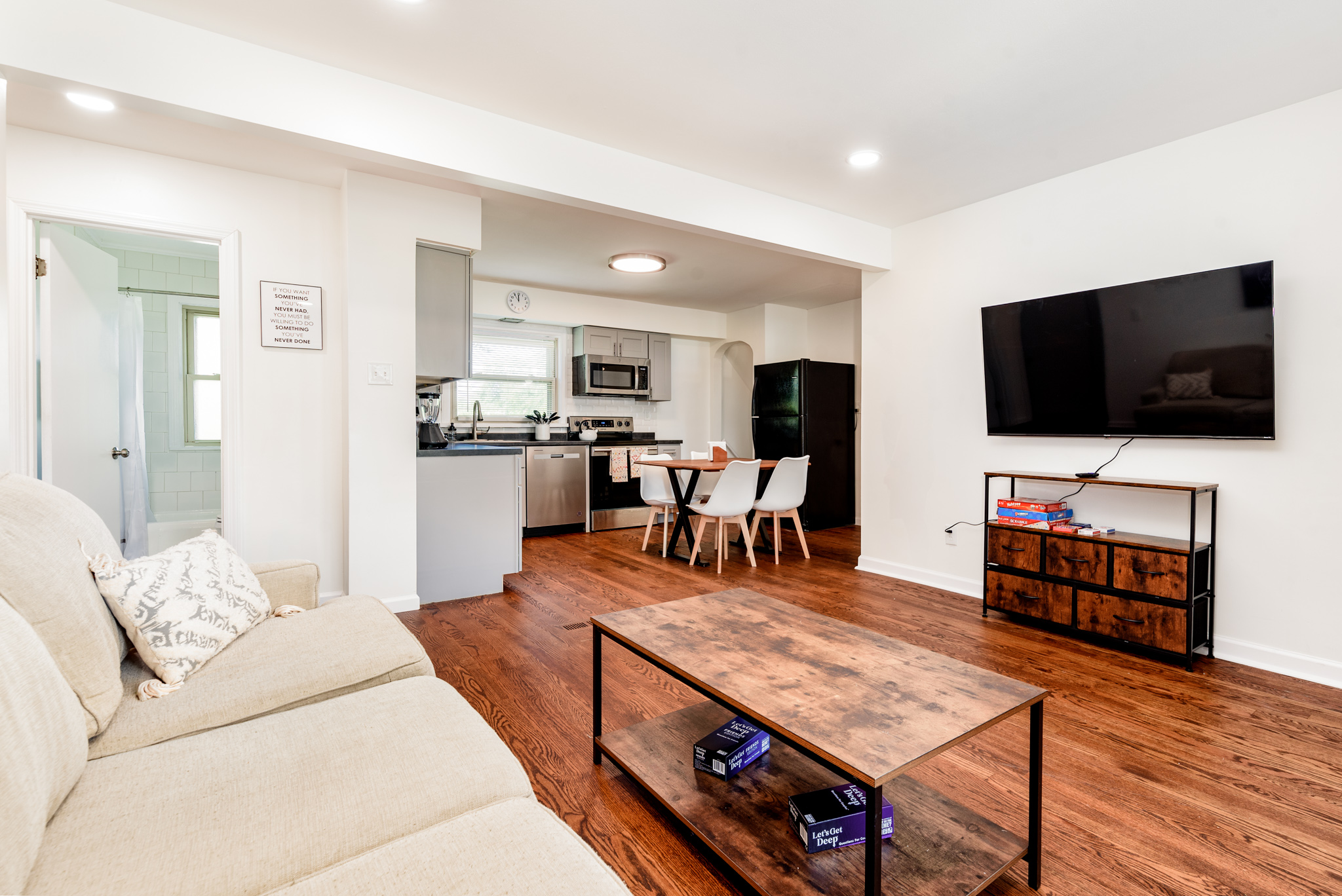 4 Bedrooms Bedrooms, ,2 BathroomsBathrooms,Woodford Rentals,For Rent,1313