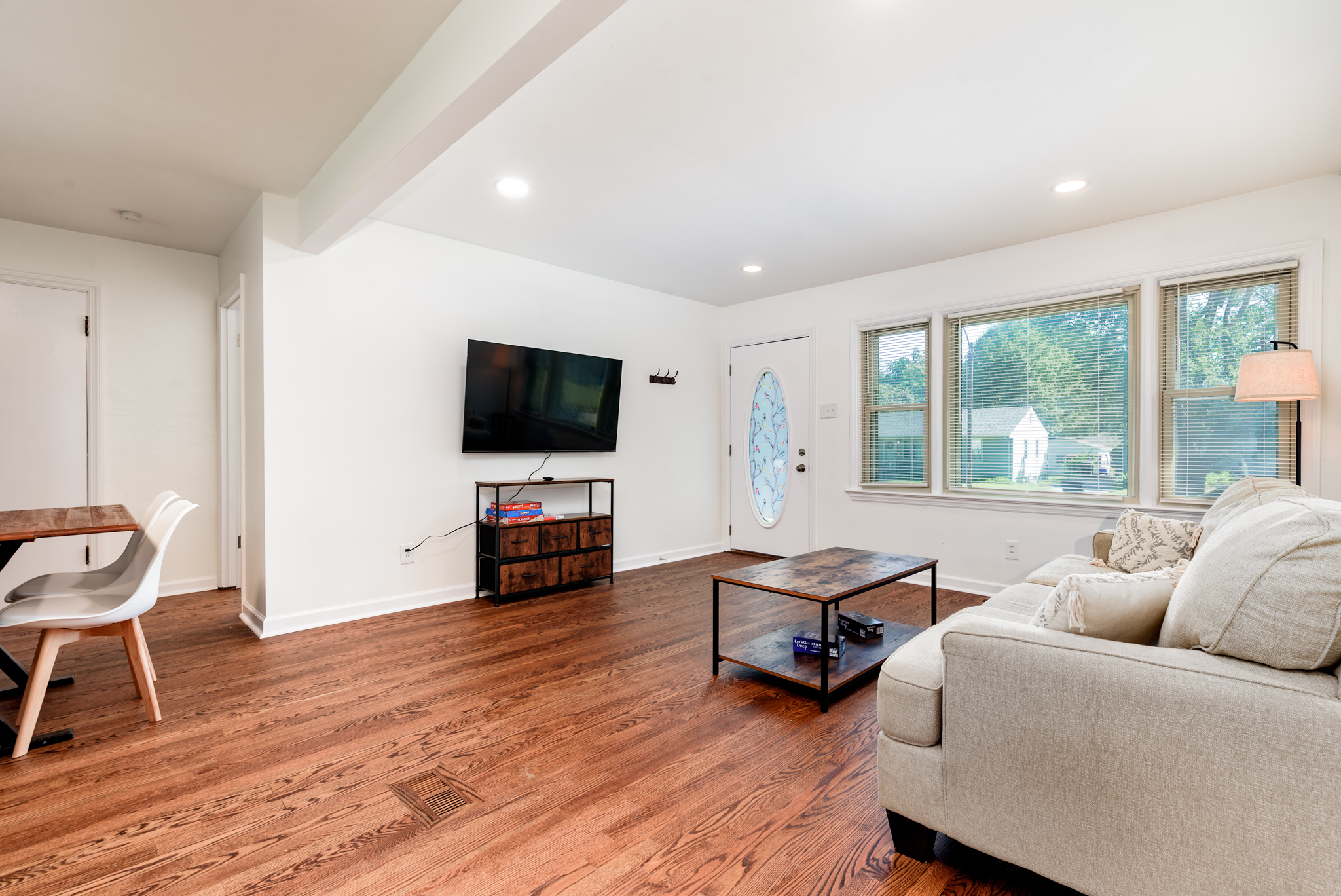4 Bedrooms Bedrooms, ,2 BathroomsBathrooms,Woodford Rentals,For Rent,1313