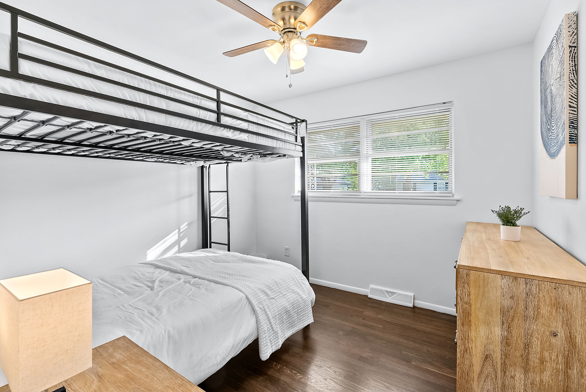 4 Bedrooms Bedrooms, ,1.5 BathroomsBathrooms,Woodford Rentals,For Rent,1314
