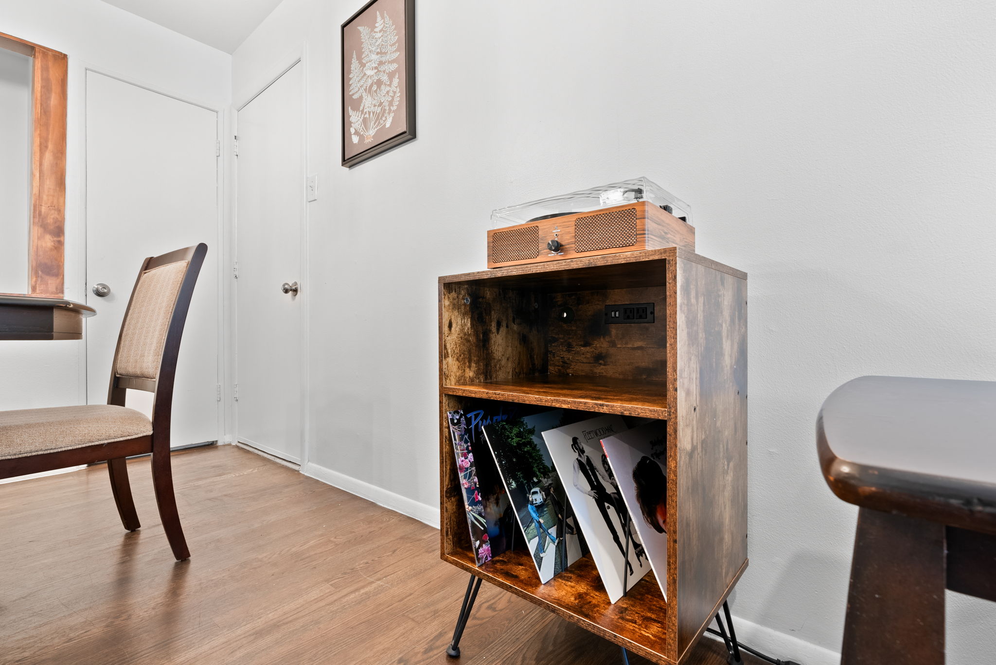 4 Bedrooms Bedrooms, ,1.5 BathroomsBathrooms,Woodford Rentals,For Rent,1314