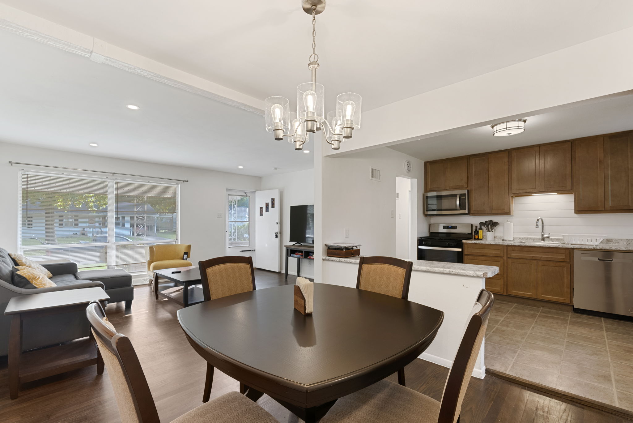 4 Bedrooms Bedrooms, ,1.5 BathroomsBathrooms,Woodford Rentals,For Rent,1314