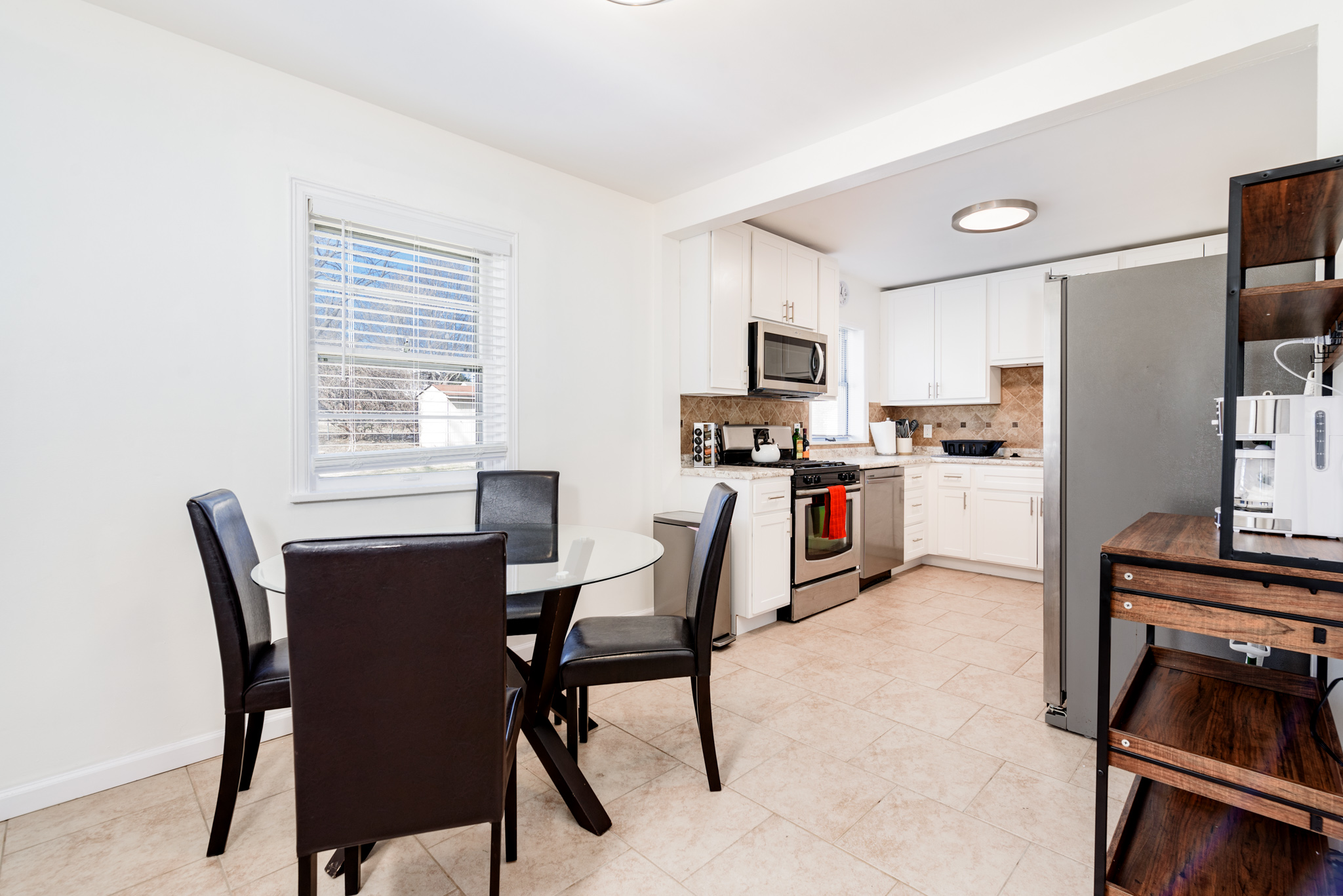 4 Bedrooms Bedrooms, ,2 BathroomsBathrooms,Woodford Rentals,For Rent,1315
