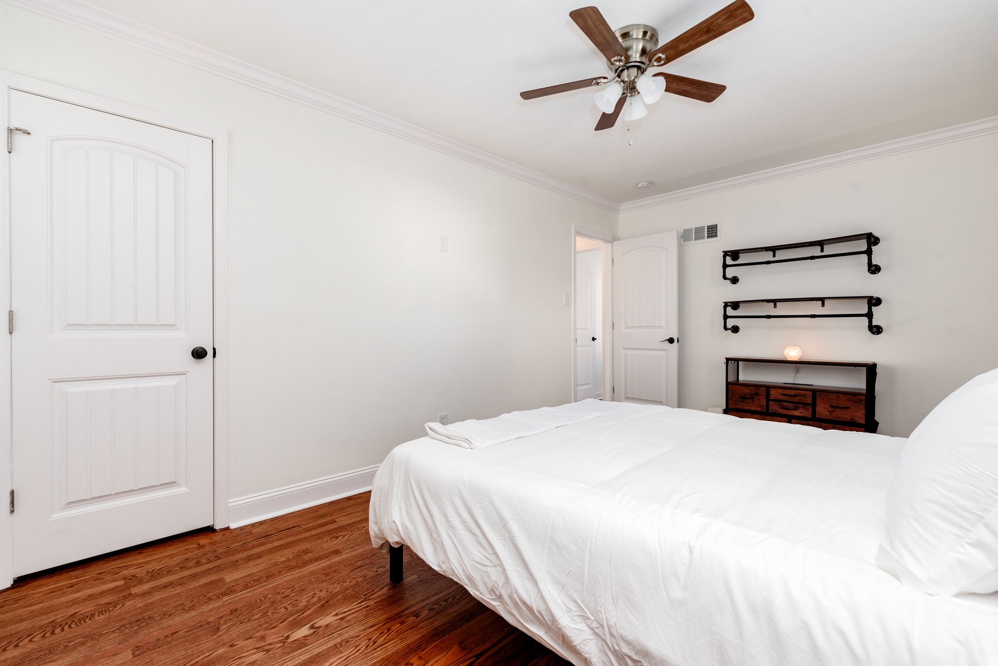 4 Bedrooms Bedrooms, ,2 BathroomsBathrooms,Woodford Rentals,For Rent,1315