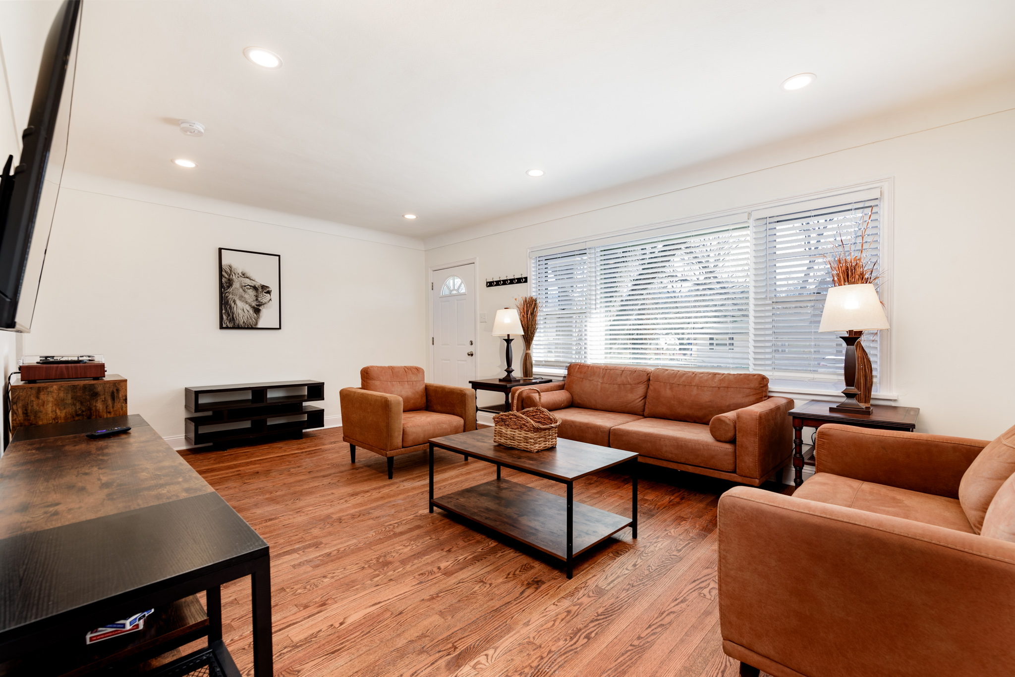 4 Bedrooms Bedrooms, ,2 BathroomsBathrooms,Woodford Rentals,For Rent,1315