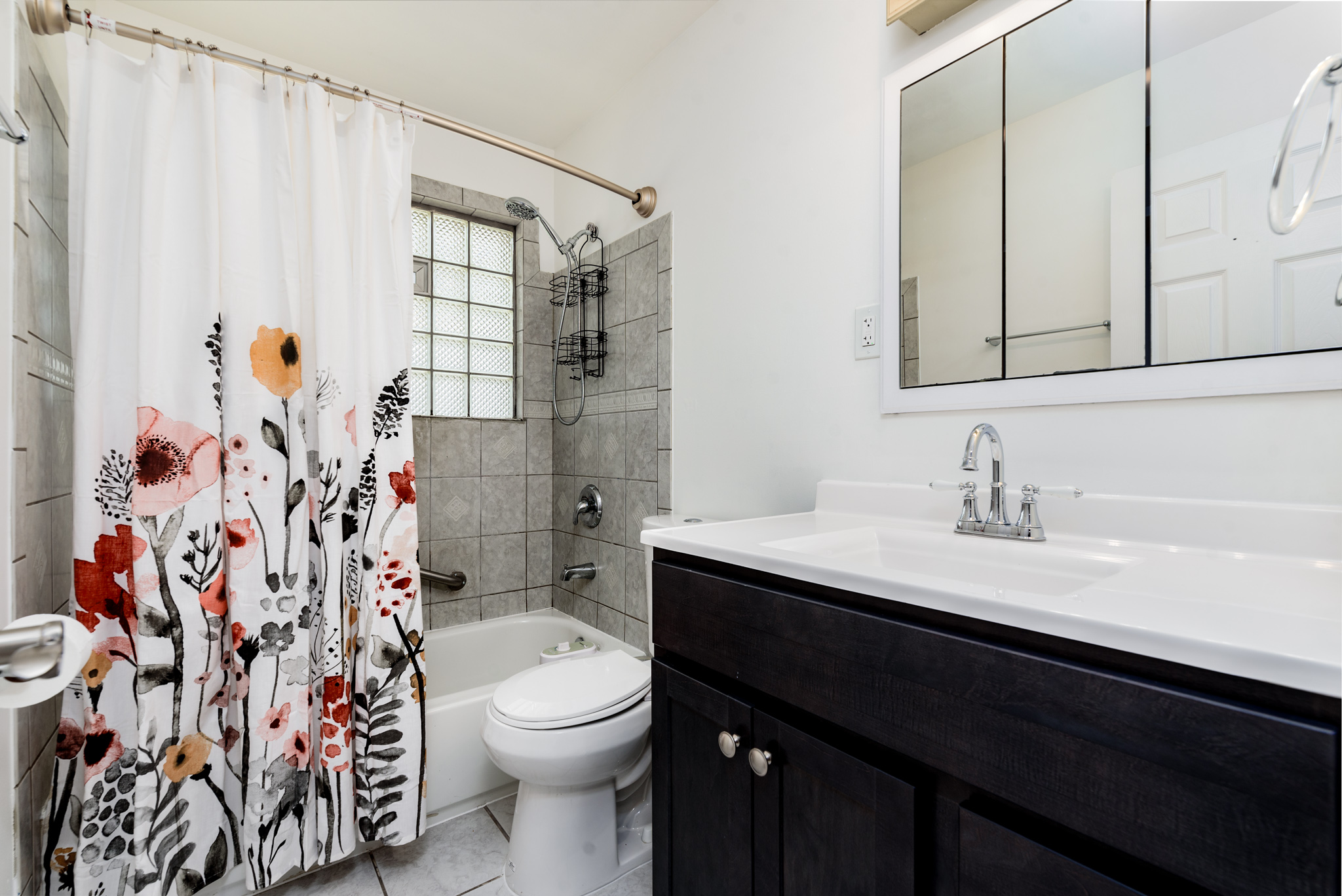 4 Bedrooms Bedrooms, ,2 BathroomsBathrooms,Woodford Rentals,For Rent,1316