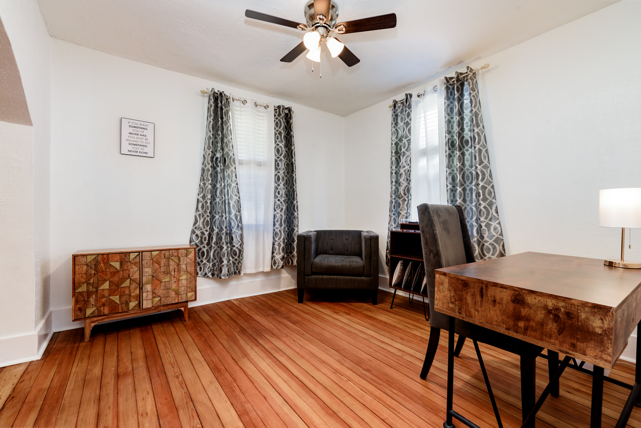3 Bedrooms Bedrooms, ,1 BathroomBathrooms,Woodford Rentals,For Rent,1323