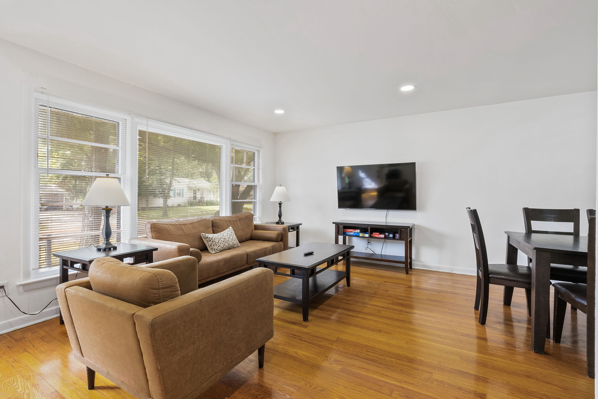5 Bedrooms Bedrooms, ,2 BathroomsBathrooms,Woodford Rentals,For Rent,1325