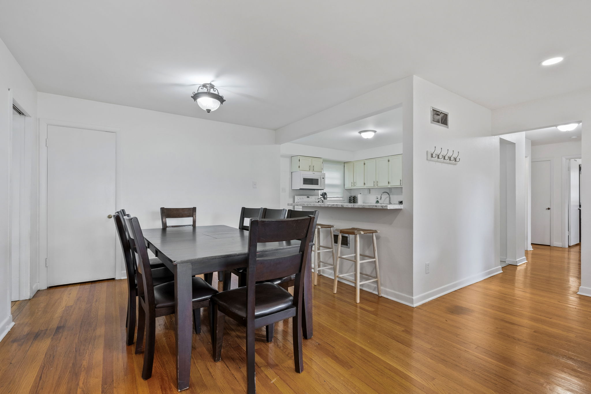 5 Bedrooms Bedrooms, ,2 BathroomsBathrooms,Woodford Rentals,For Rent,1325