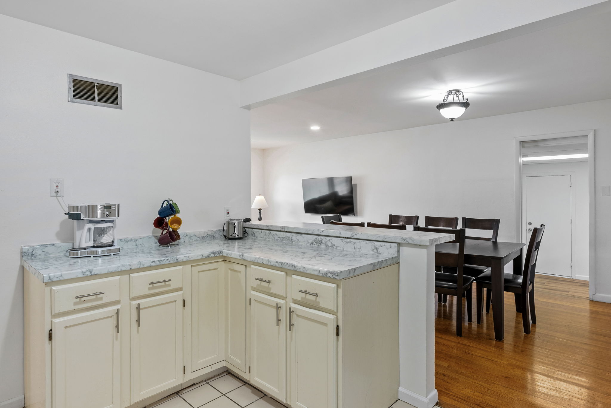 5 Bedrooms Bedrooms, ,2 BathroomsBathrooms,Woodford Rentals,For Rent,1325