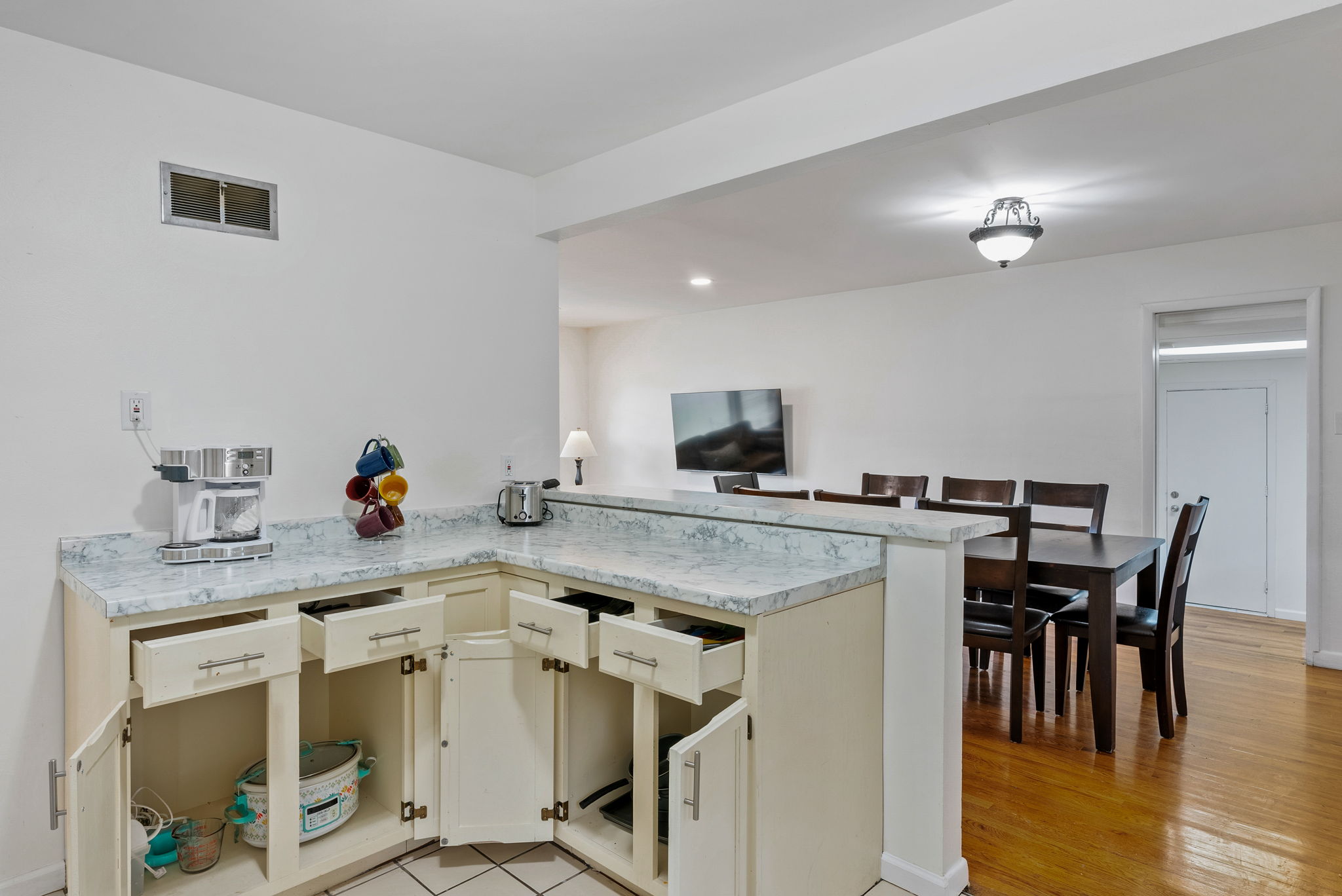 5 Bedrooms Bedrooms, ,2 BathroomsBathrooms,Woodford Rentals,For Rent,1325