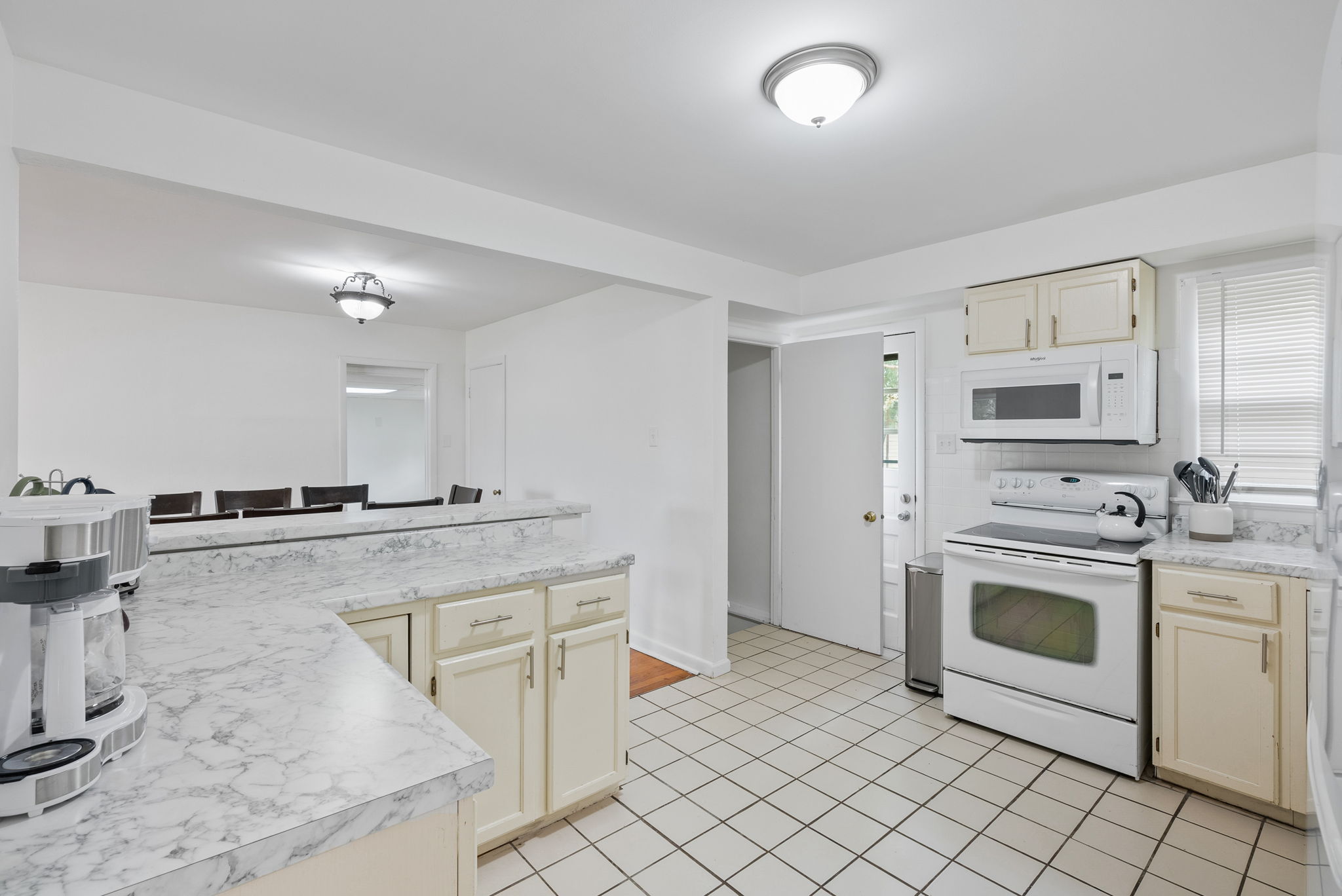 5 Bedrooms Bedrooms, ,2 BathroomsBathrooms,Woodford Rentals,For Rent,1325