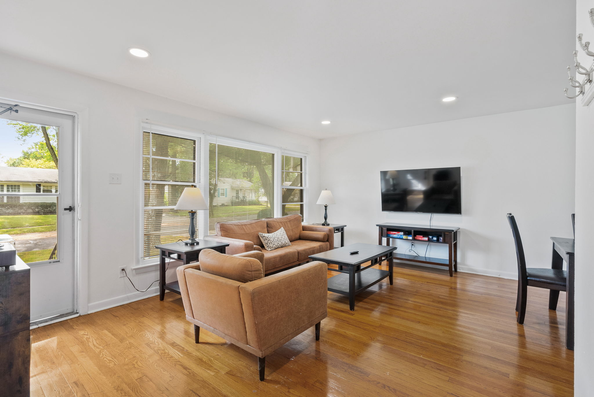 5 Bedrooms Bedrooms, ,2 BathroomsBathrooms,Woodford Rentals,For Rent,1325