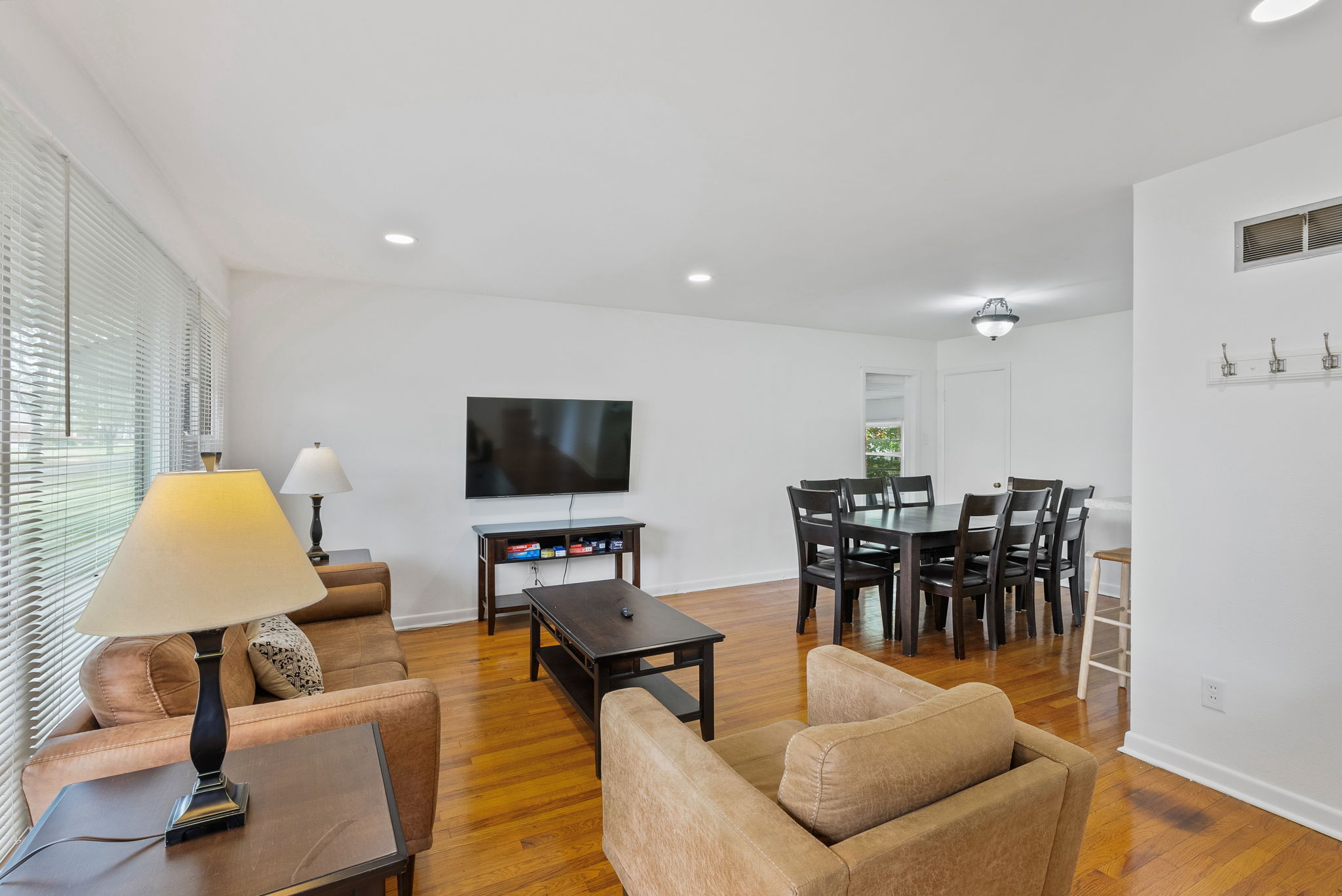 5 Bedrooms Bedrooms, ,2 BathroomsBathrooms,Woodford Rentals,For Rent,1325
